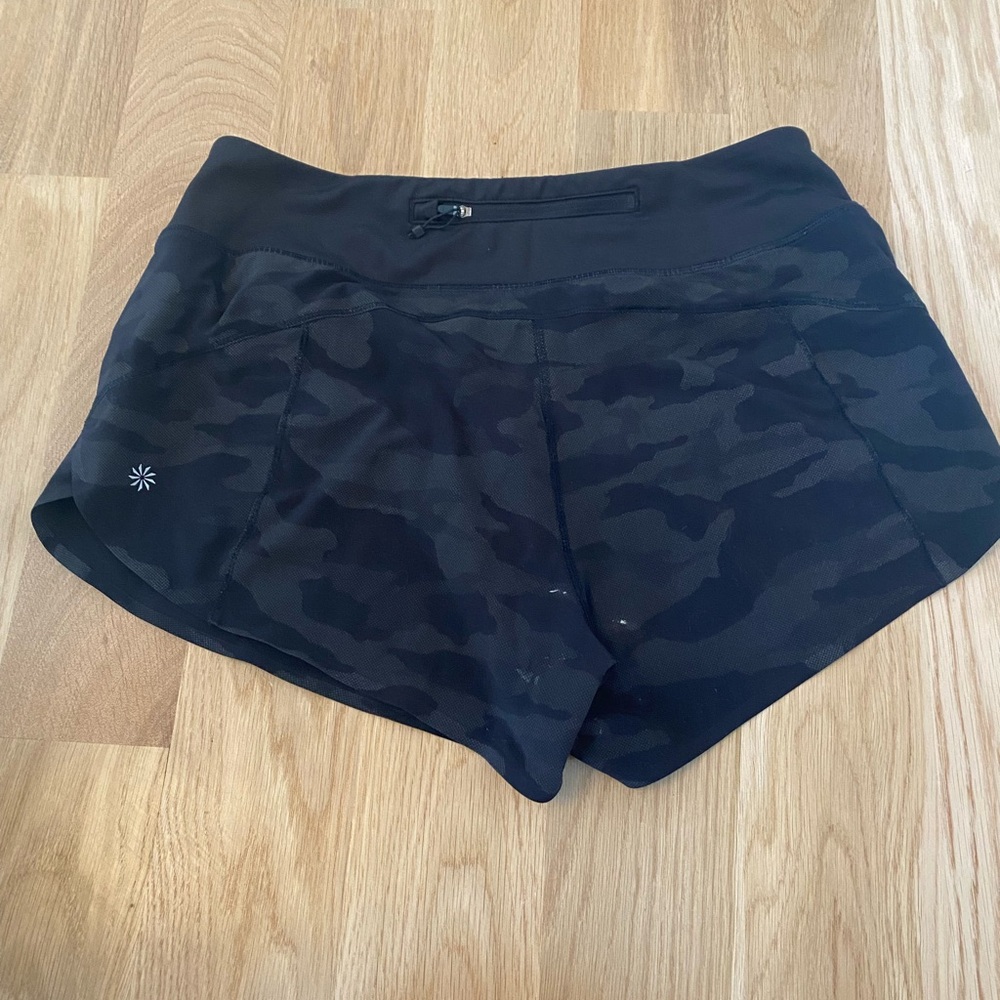 Athleta Run With It Reflective Printed 3.5” Shorts Black Camo